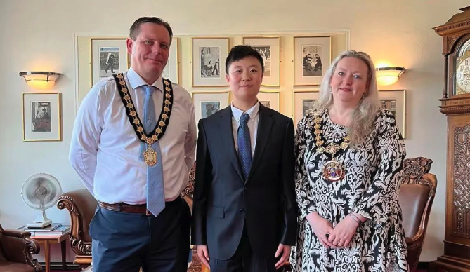 The Mayor of Salford meets Dr. Wang Yuheng, director of the UK-China Education Research Centre
